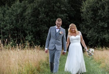 Bröllopsfotograf Åsa Lännerström, brudpar gåendes, borås