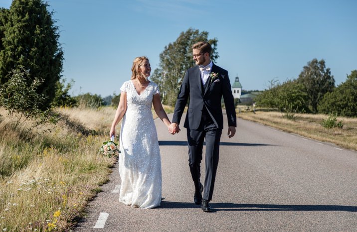 Bröllopsfotograf Åsa Lännerström, brudpar gåendes, Fjärås naturum Bräcka, fjärås kyrka