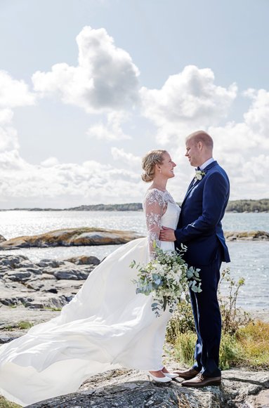 Bröllopsfotograf Åsa Lännerström, Göteborg, brudpar på donsös klippor